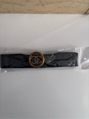 Source Unknown Black Elastic Belt with Gold-Tone Round Logo Buckle